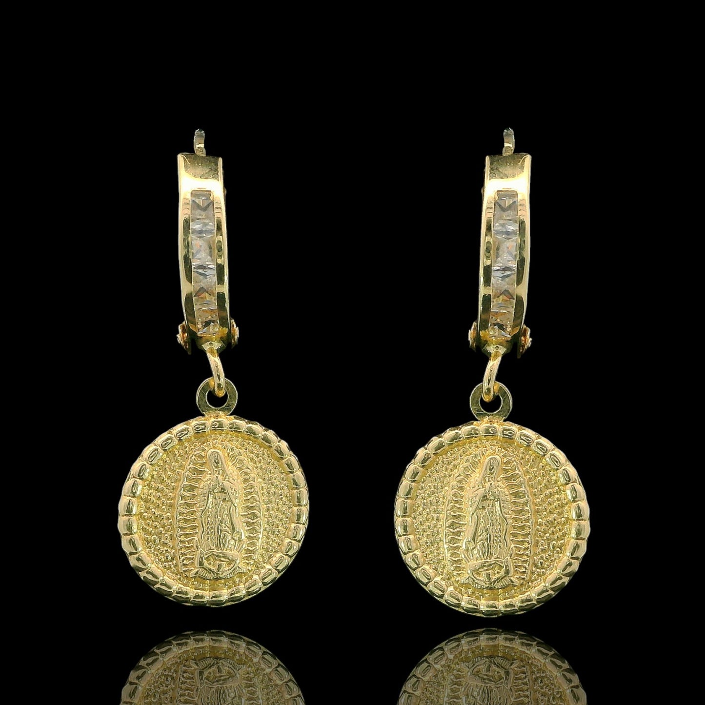 Aros Huggie de 12 mm con medalla de Guadalupe en oro de 14 quilates