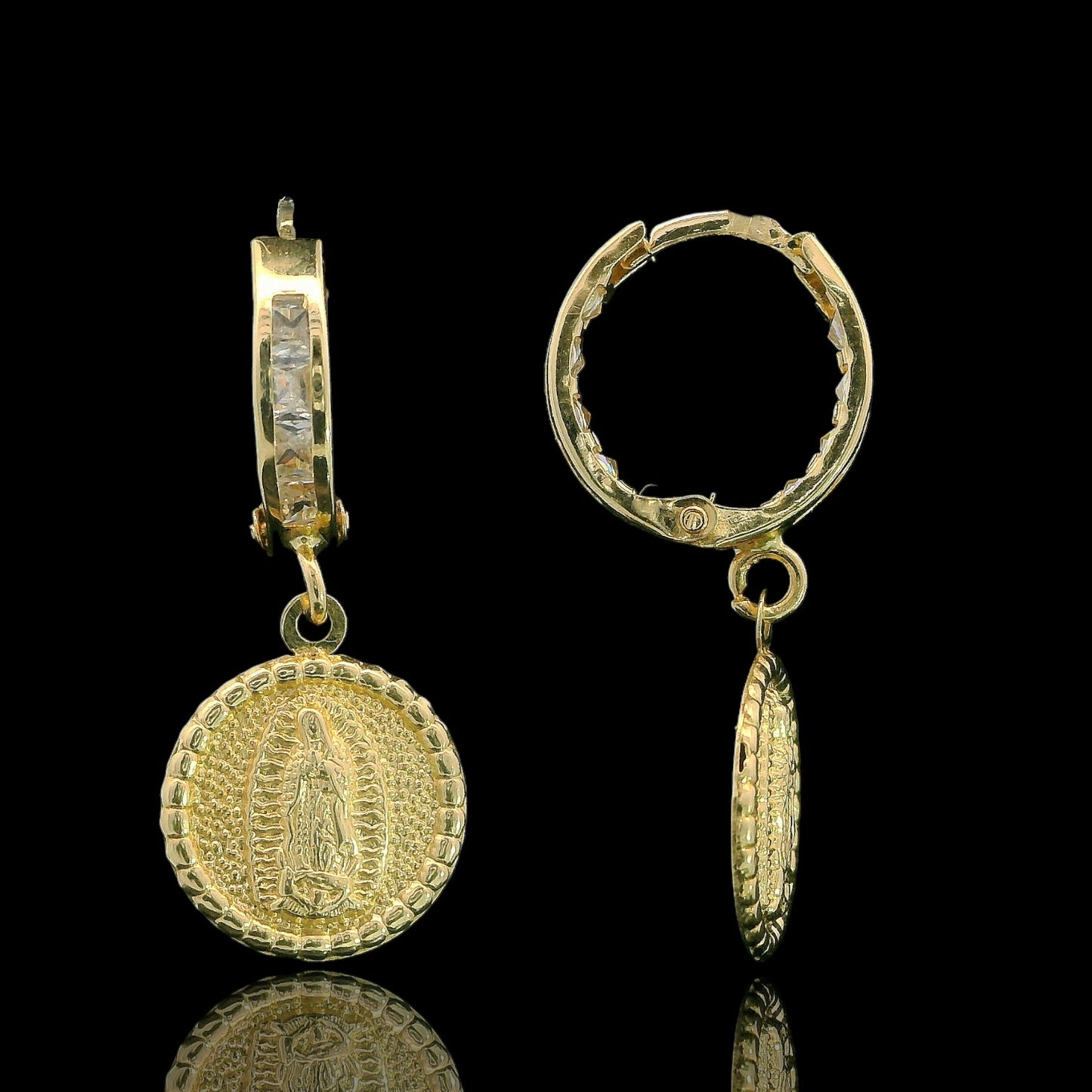 Aros Huggie de 12 mm con medalla de Guadalupe en oro de 14 quilates